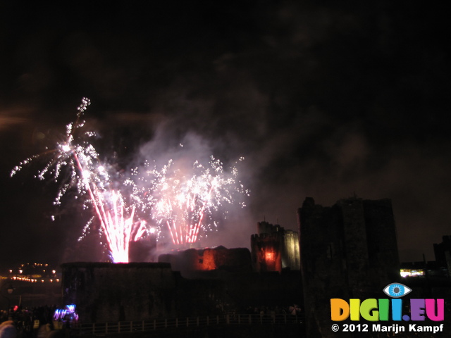 SX25045 Sparkling fireworks over Caerphilly castle